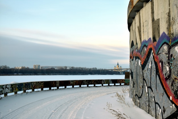 Graffiti en el puerto en la orilla del río.