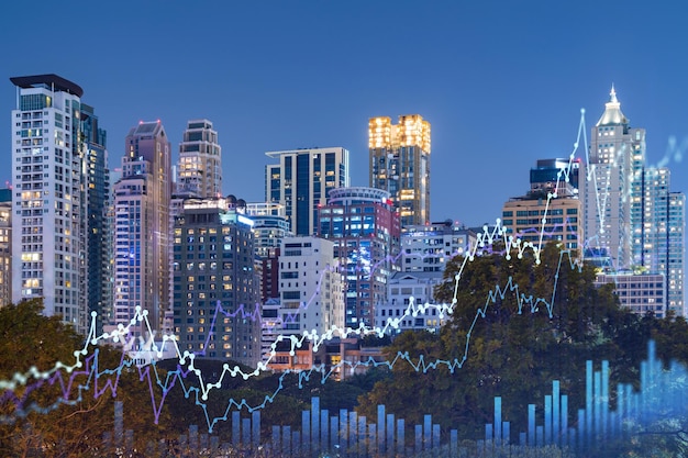 Gráfico bursátil holograma noche panorama vista de la ciudad de Bangkok ubicación popular para obtener educación financiera en el sudeste asiático El concepto de investigación internacional Doble exposición