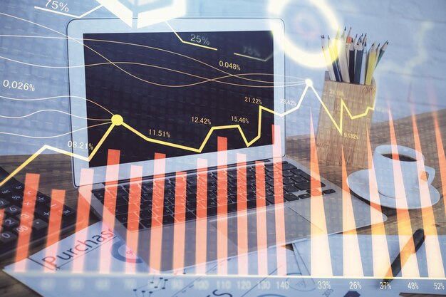 Gráfico bursátil sobre fondo con escritorio y computadora personal Concepto de exposición múltiple de análisis financiero