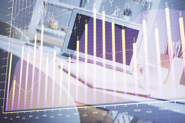 Gráfico bursátil sobre fondo con escritorio y computadora personal Concepto de exposición múltiple de análisis financiero