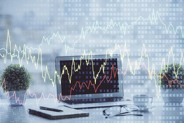 Gráfico bursátil sobre fondo con escritorio y computadora personal Concepto de exposición múltiple de análisis financiero