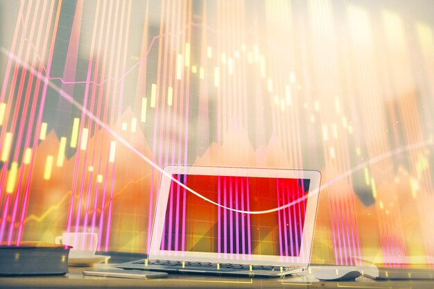 Gráfico bursátil sobre fondo con escritorio y computadora personal Concepto de exposición múltiple de análisis financiero