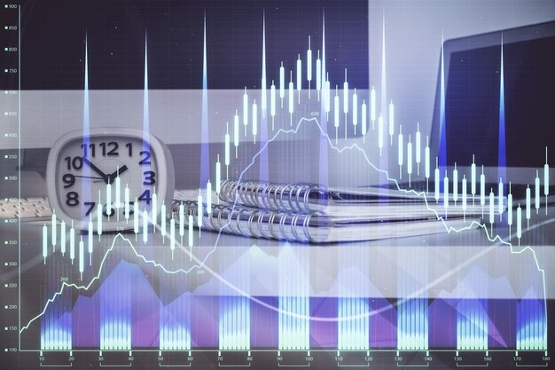 Gráfico bursátil sobre fondo con escritorio y computadora personal Concepto de exposición múltiple de análisis financiero
