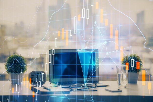 Gráfico bursátil sobre fondo con escritorio y computadora personal Concepto de exposición múltiple de análisis financiero