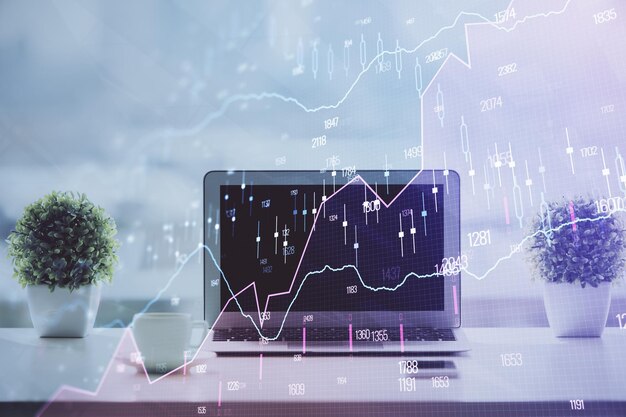Gráfico bursátil sobre fondo con escritorio y computadora personal Concepto de exposición múltiple de análisis financiero