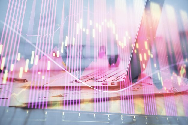 Gráfico bursátil sobre fondo con escritorio y computadora personal Concepto de exposición múltiple de análisis financiero