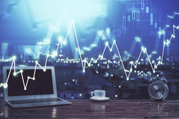 Gráfico bursátil sobre fondo con escritorio y computadora personal Concepto de exposición múltiple de análisis financiero