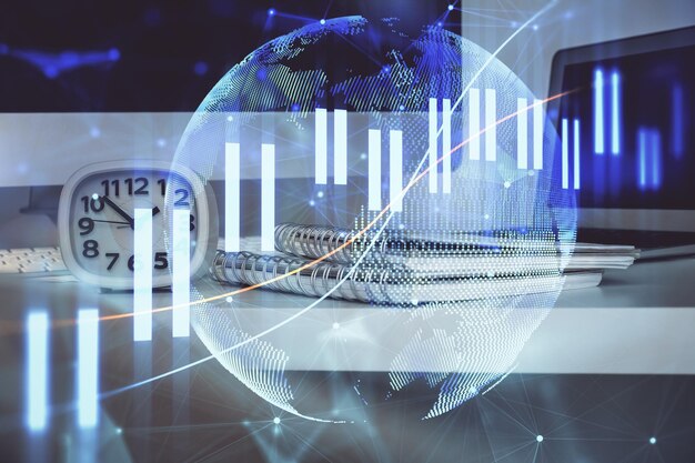 Gráfico bursátil sobre fondo con escritorio y computadora personal Concepto de exposición múltiple de análisis financiero