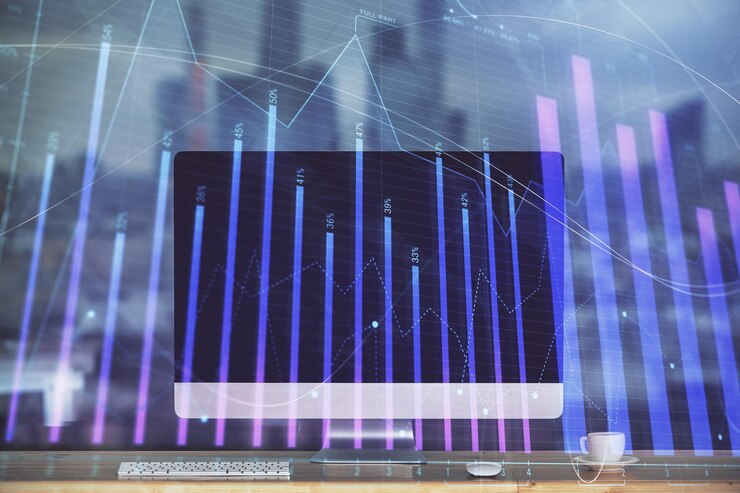 Foto gráfico bursátil sobre fondo con escritorio y computadora personal concepto de exposición múltiple de análisis financiero