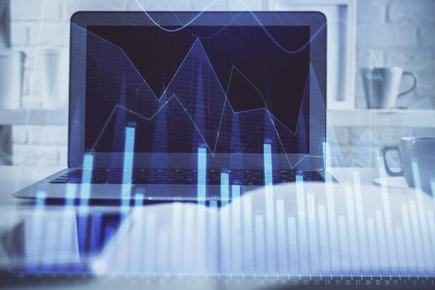 Gráfico bursátil sobre fondo con escritorio y computadora personal Concepto de exposición múltiple de análisis financiero
