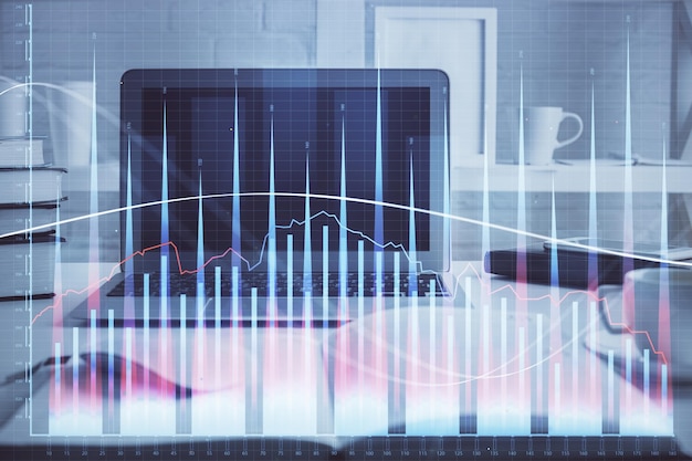 Gráfico bursátil sobre fondo con escritorio y computadora personal Concepto de exposición múltiple de análisis financiero
