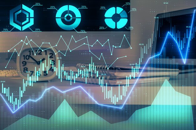 Gráfico bursátil sobre fondo con escritorio y computadora personal Concepto de exposición múltiple de análisis financiero