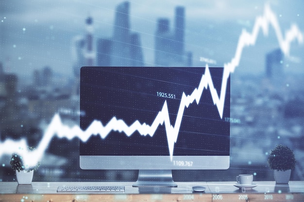 Gráfico bursátil sobre fondo con escritorio y computadora personal Doble exposición Concepto de análisis financiero