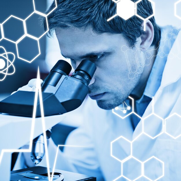 Gráfico científico contra investigador científico usando microscopio en el laboratorio