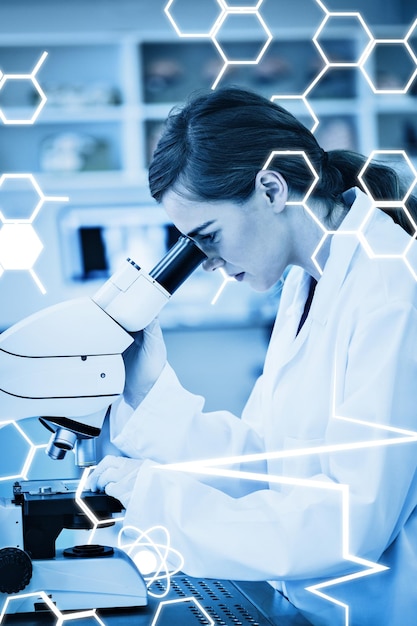Gráfico científico contra un joven científico que trabaja con un microscopio