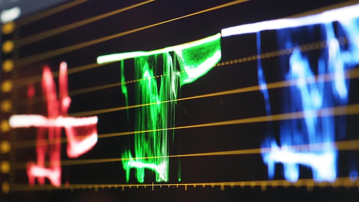 Foto gráfico de clasificación de color o indicador de corrección de color rgb en el monitor