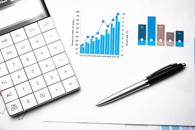 Gráfico com caneta e calculadora