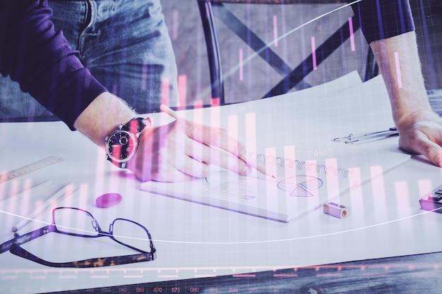 Gráfico de comercio financiero doble exposición con fondo de escritorio de hombre Concepto de éxito