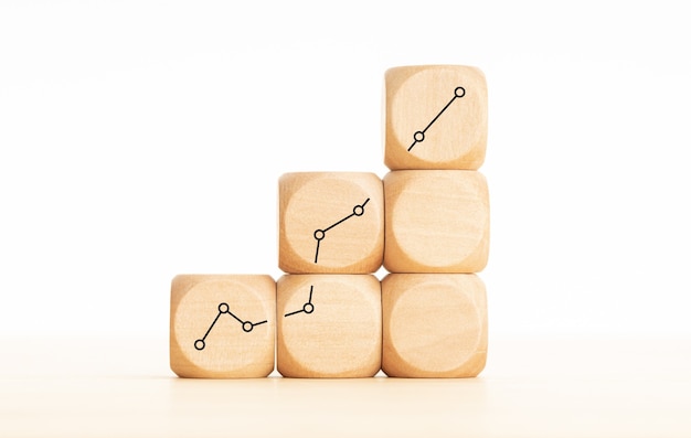 Gráfico de crecimiento en forma de bloque de madera. Copie el espacio. Fondo blanco