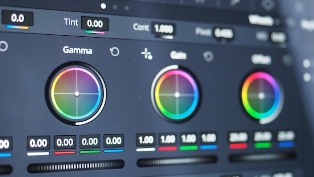 Gráfico de graduação de cores ou indicador de correção de cores RGB no monitor no processo de pós-produção.