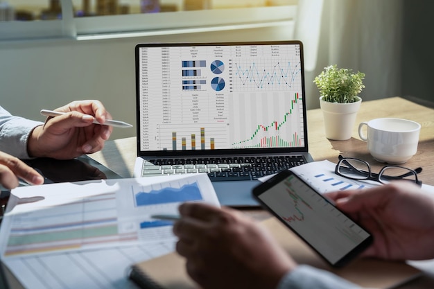 Gráfico de relatório financeiro Dados analisam Dashboard no Laptop Business Finance Gráfico de crescimento Plano de marketing Consultor financeiro e conceito de relatório de documento contábil
