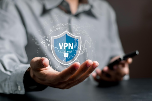 Gráfico digital Botón de bloqueo de escudo e iconos de información personal aparecieron mientras un hombre usaba un teléfono móvil inteligente en fondo oscuro Concepto de tecnología de privacidad de seguridad cibernética de protección de datos de negocios