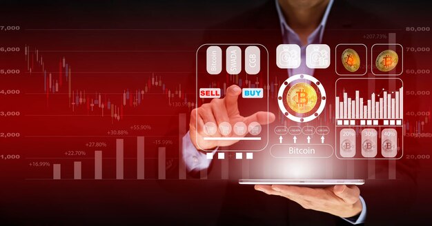 Gráfico digital con gráfico de Bitcoin en pantalla entre montones de concepto de Bitcoin. hombre de negocios toca los botones COMPRAR y VENDER. Bitcoin en el mercado de valores, Criptomoneda y finanzas.