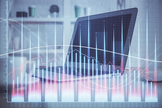 Gráfico do mercado de ações em segundo plano com mesa e computador pessoal Dupla exposição Conceito de análise financeira
