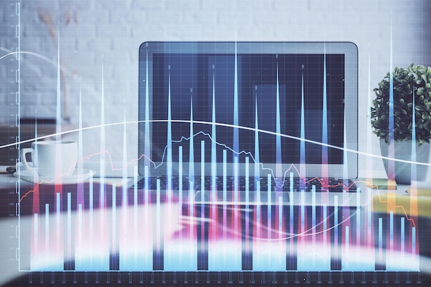 Gráfico do mercado de divisas holograma e computador pessoal em fundo dupla exposição conceito de investimento