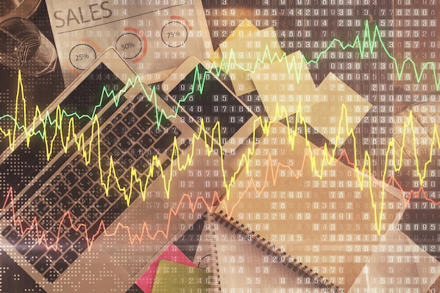 Gráfico do mercado financeiro e visualização superior do computador no fundo do escritório Exposição múltipla Conceito de investimento