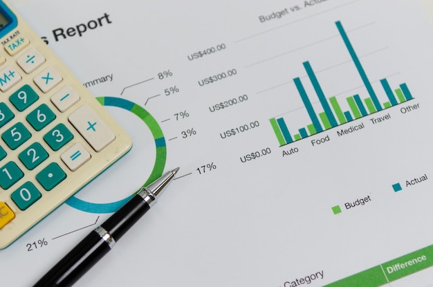 Gráfico de documentos comerciales y estadística de finanzas gráficas con penPaperwork diagrama de informe inversión y análisis información contabilidad concepto de plan de marketing