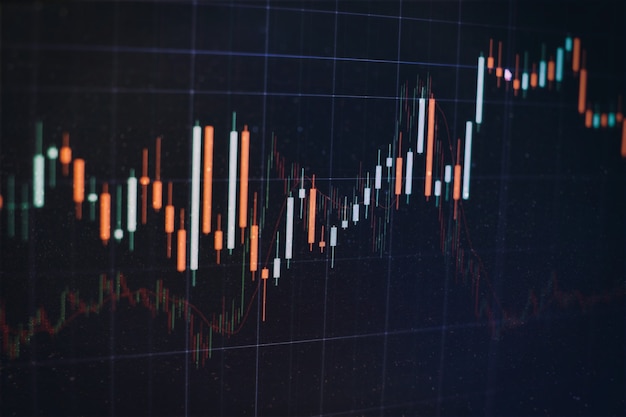 Gráfico e indicador de precio técnico, gráfico de velas rojas y verdes en la pantalla de tema azul, volatilidad del mercado, tendencia al alza y a la baja. Comercio de acciones, fondo de moneda criptográfica.