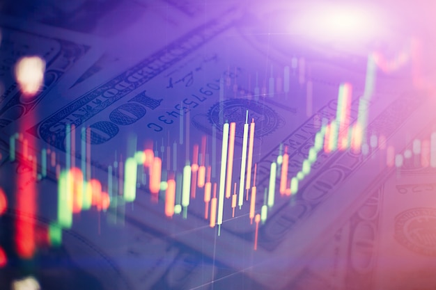 Gráfico e indicador de precio técnico, gráfico de velas rojas y verdes en la pantalla temática azul, volatilidad del mercado, tendencia al alza y a la baja. Comercio de acciones, fondo de moneda criptográfica.