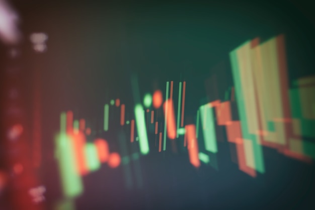 Gráfico e indicador de precio técnico, gráfico de velas rojas y verdes en la pantalla temática azul, volatilidad del mercado, tendencia al alza y a la baja. Comercio de acciones, fondo de moneda criptográfica.