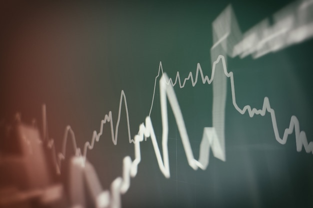 Gráfico e indicador de precio técnico, gráfico de velas rojas y verdes en la pantalla temática azul, volatilidad del mercado, tendencia al alza y a la baja. Comercio de acciones, fondo de moneda criptográfica.