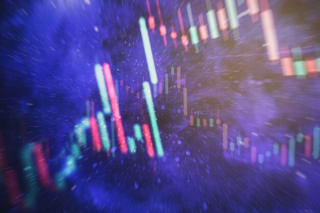 Gráfico e indicador de precio técnico, gráfico de velas rojas y verdes en la pantalla temática azul, volatilidad del mercado, tendencia al alza y a la baja. Comercio de acciones, fondo de moneda criptográfica.