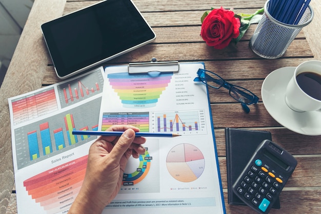 Gráfico de Excel con documento de hoja de cálculo que muestra el concepto de inicio financiero de información.