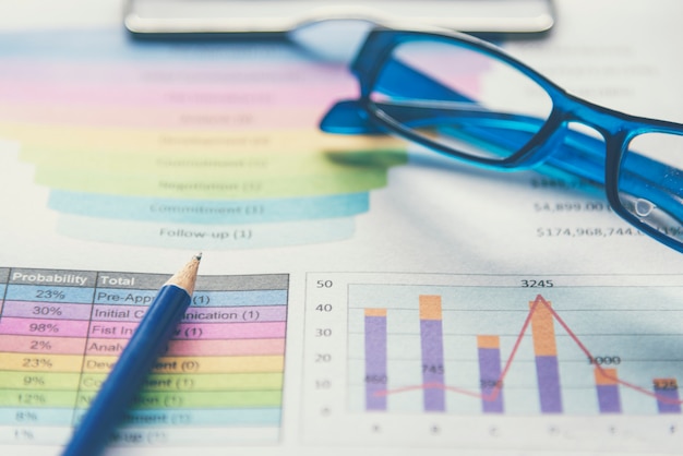 Gráfico de Excel Hoja de cálculo Documento que muestra información financiera con material de negocios de papelería