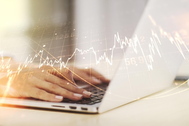 Gráfico financeiro criativo abstrato com digitação manual no laptop em fundo forex e conceito de investimento Multiexposição