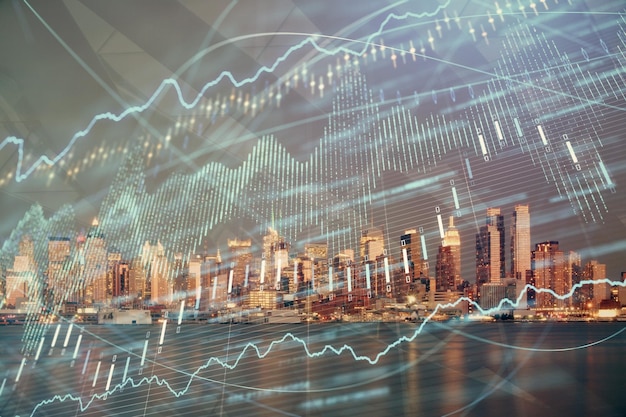 Gráfico financeiro na paisagem noturna da cidade com fundo de edifícios altos Conceito de análise de dupla exposição