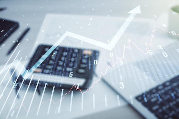 Gráfico financeiro virtual abstrato e holograma de seta para cima na calculadora embaçada e conceito financeiro e comercial de fundo de computador Multiexposição