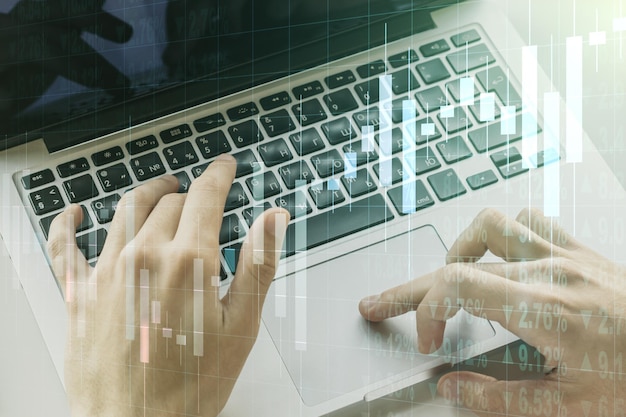 Gráfico financiero creativo abstracto con escritura a mano en una computadora portátil sobre el fondo de divisas y concepto de inversión Multiexposición