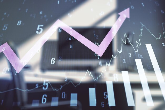 Gráfico financiero creativo abstracto con flecha hacia arriba y escritorio moderno con computadora en forex de fondo y concepto de inversión Multiexposición