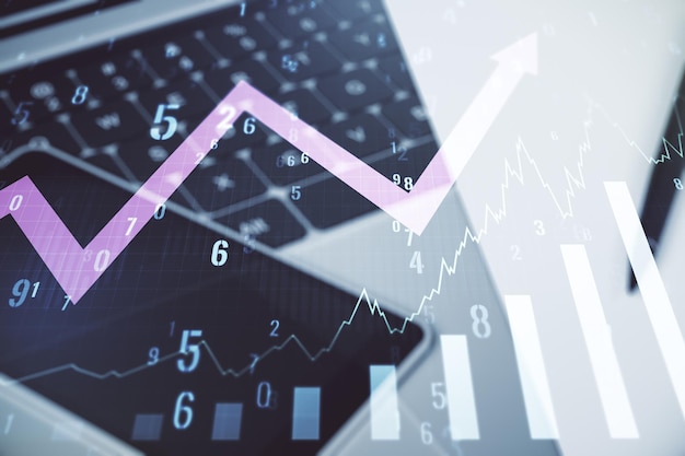 Gráfico financiero creativo abstracto con flecha hacia arriba en el moderno concepto de inversión y forex de fondo portátil Multiexposición