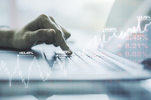 Gráfico financiero creativo abstracto con la mano escribiendo en la computadora portátil sobre el concepto financiero y comercial de fondo Multiexposición