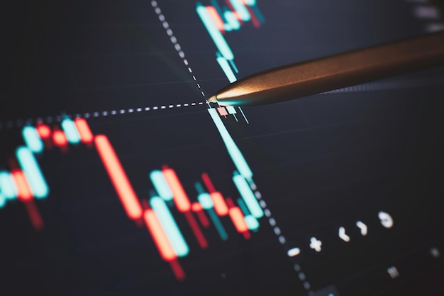 Gráfico financiero con datos de análisis de acciones de pluma para antecedentes comerciales en pantalla digital Gráficos del crecimiento del gráfico de velas de comercio de divisas del mercado financiero