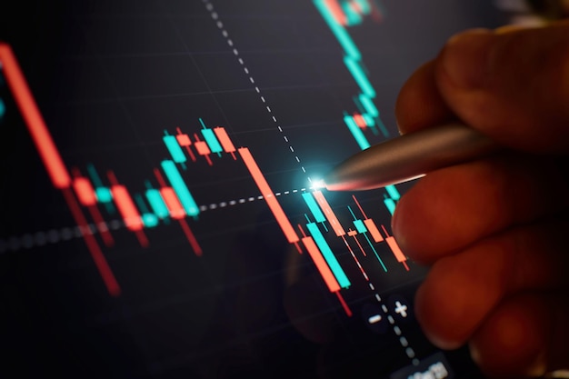 Gráfico financiero con datos de análisis de acciones de pluma para antecedentes comerciales en pantalla digital Gráficos del crecimiento del gráfico de velas de comercio de divisas del mercado financiero