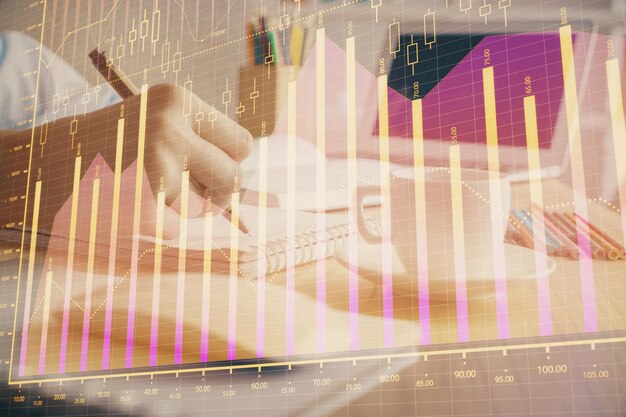 Gráfico financiero dibujado sobre manos tomando notas de fondo Concepto de investigación Doble exposición