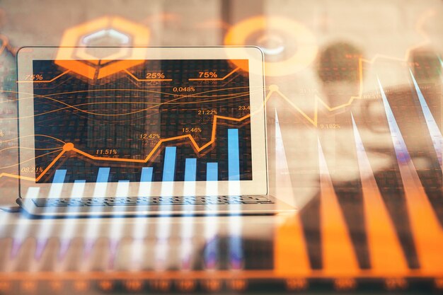 Gráfico financiero dibujo colorido y tabla con computadora en el fondo Doble exposición Concepto de mercados internacionales
