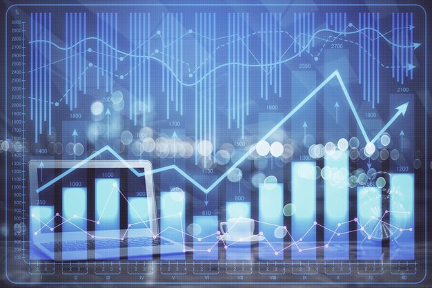 Gráfico financiero dibujo colorido y tabla con computadora en el fondo Doble exposición Concepto de mercados internacionales